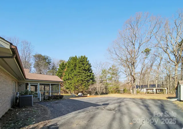 4th image of 1015 Elizabeth Dr, Dallas, NC 28034 | MLS# 4322424