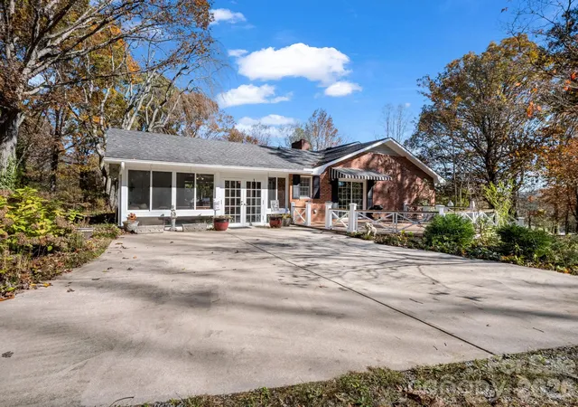 Photo 3 of Single family home for sale at 1867 Fruitland Rd, Hendersonville, NC 28792 | MLS# 4322794 | Listing updated on 2026-08-30