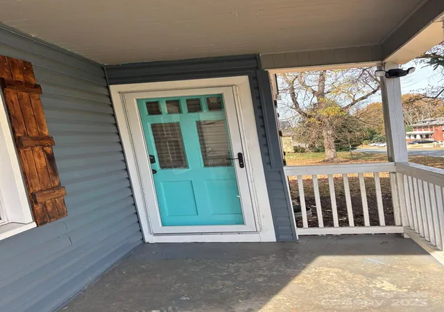 Photo 3 of Single family home for sale at 827 W Horah St, Salisbury, NC 28144 | MLS# 4324613 | Listing updated on 2026-04-15