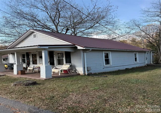 Single family home for sale at 1418 Huggins St, Statesville, NC 28677 | MLS# 4324884