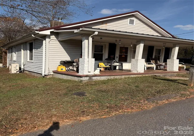 Photo 3 of Single family home for sale at 1418 Huggins St, Statesville, NC 28677 | MLS# 4324884 | Listing updated on 2026-10-07