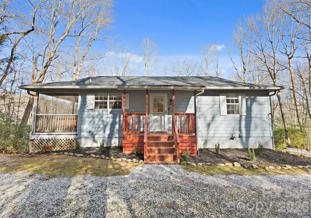 Photo 1 of Single family home for sale at 124 Flat Crk Dr, Lake Toxaway, NC 28747 | MLS# 4325770 | Listing updated on 2026-09-02