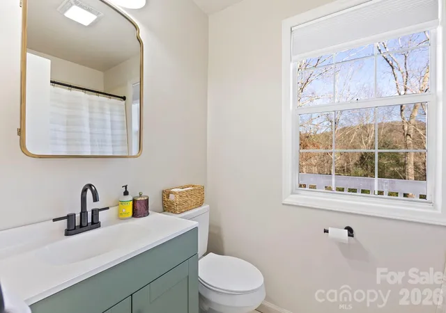 Photo 5 of Single family home for sale at 124 Flat Crk Dr, Lake Toxaway, NC 28747 | MLS# 4325770 | Listing updated on 2026-09-02