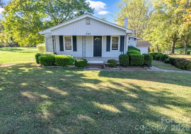 Photo 1 of Single family home for sale at 628 New Hope Rd, Flat Rock, NC 28731 | MLS# 4326419 | Listing updated on 2026-09-30