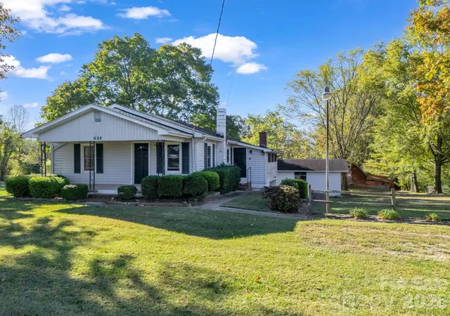Photo 2 of Single family home for sale at 628 New Hope Rd, Flat Rock, NC 28731 | MLS# 4326419 | Listing updated on 2026-09-30