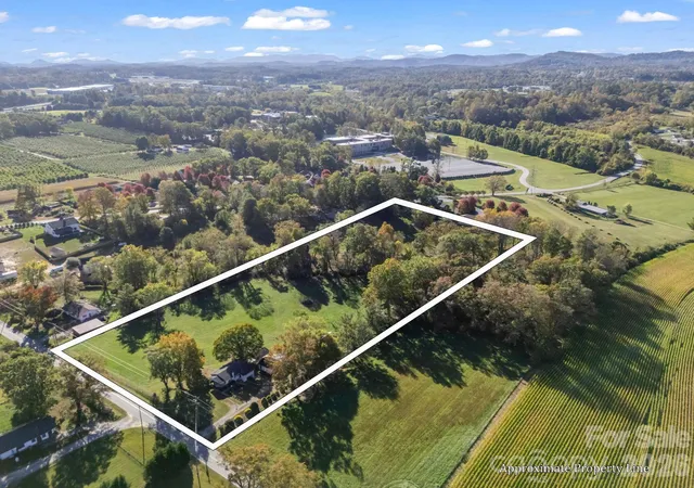 Photo 3 of Single family home for sale at 628 New Hope Rd, Flat Rock, NC 28731 | MLS# 4326419 | Listing updated on 2026-09-30