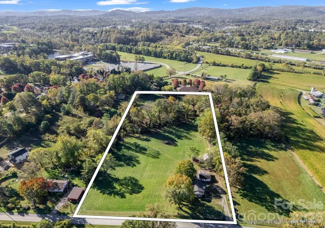 Photo 3 of Single family home for sale at 628 New Hope Rd, Flat Rock, NC 28731 | MLS# 4326419 | Listing updated on 2026-09-30