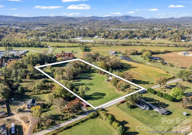 Photo 4 of Single family home for sale at 628 New Hope Rd, Flat Rock, NC 28731 | MLS# 4326419 | Listing updated on 2026-09-30