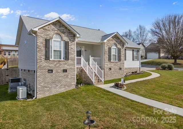 Photo 2 of Single family home for sale at 100 Lindsay Dr, Archdale, NC 27263 | MLS# 4326944 | Listing updated on 2026-04-15