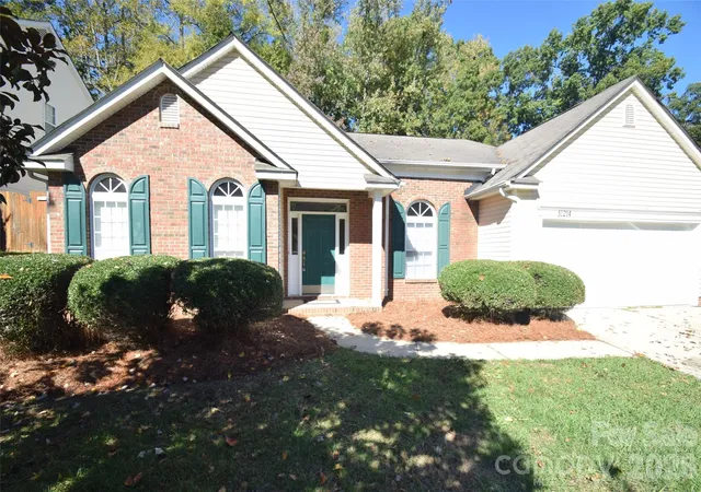 Homes for sale in Charlotte, NC | 10214 Stoneykirk Ln, Charlotte, NC 28269 | MLS# 4327796