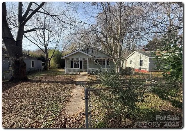 Photo 1 of Single family home for sale at 515 S Maple St, Dallas, NC 28034 | MLS# 4327913 | Listing updated on 2026-09-21