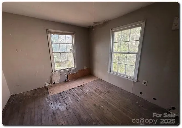 Photo 2 of Single family home for sale at 515 S Maple St, Dallas, NC 28034 | MLS# 4327913 | Listing updated on 2026-09-21