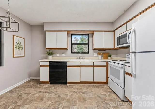 2nd image of 102 Abbey Cir, Asheville, NC 28805 | MLS# 4328206