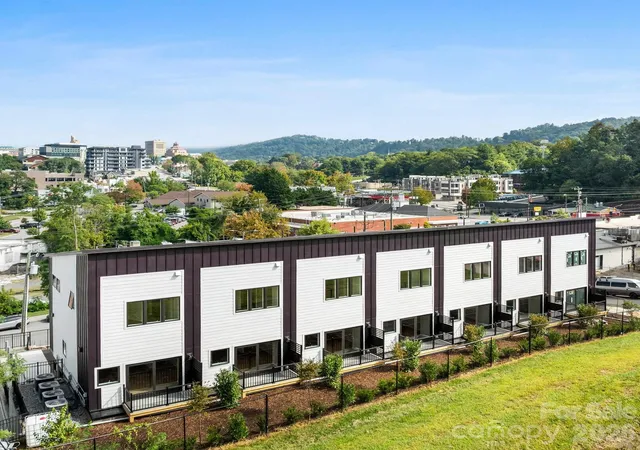 Listing Photo 4 - Condo for sale in building located at 3 Lee Gdn Ln, Asheville, NC 28801 - Unit #104