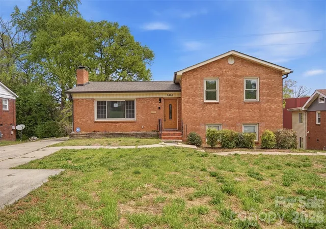 Photo 1 of Single family home for sale at 1424 Dean St, Charlotte, NC 28216 | MLS# 4328867 | Listing updated on 2026-10-14