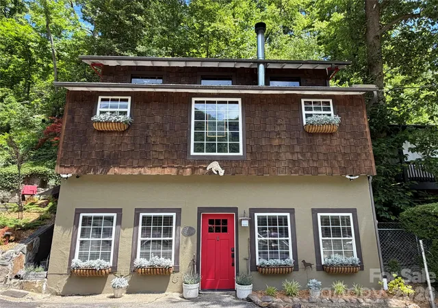 Photo 3 of Single family home for sale at 712 Main St, Chimney Rock, NC 28720 | MLS# 4332111 | Listing updated on 2026-09-02