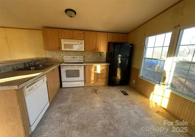 5th image of 200 Rolling Oaks Dr, Hendersonville, NC 28791 | MLS# 4332291