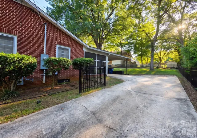 Photo 3 of Single family home for sale at 516 S Mulberry St, Statesville, NC 28677 | MLS# 4332832 | Listing updated on 2026-09-27