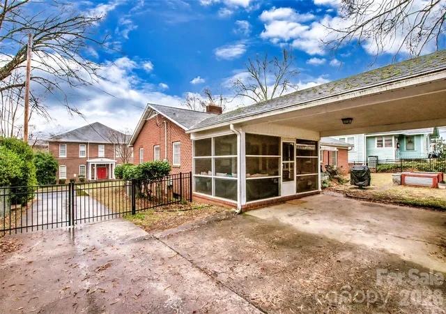 Photo 3 of Single family home for sale at 516 S Mulberry St, Statesville, NC 28677 | MLS# 4332832 | Listing updated on 2026-08-13