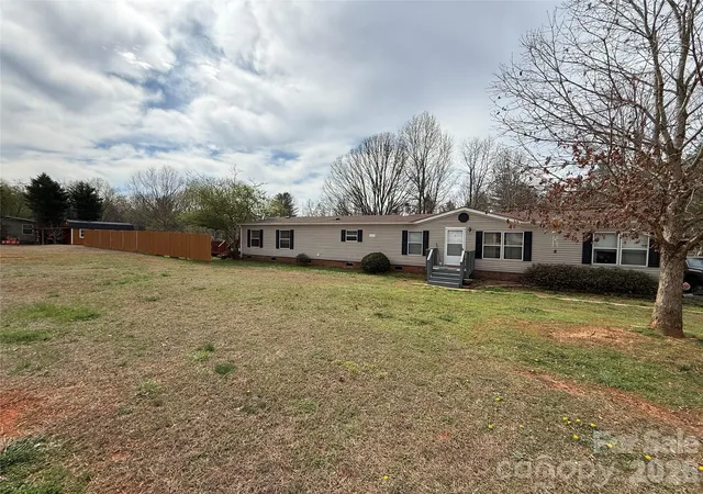 Homes for sale in Lenoir, NC | 2423 Stones Throw Ct, Lenoir, NC 28645 | MLS# 4333338