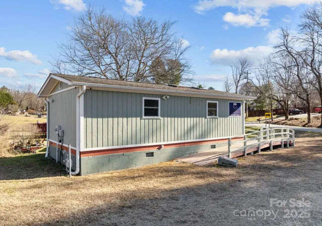 Photo 2 of Single family home for sale at 701 Dana Rd, Hendersonville, NC 28792 | MLS# 4333517 | Listing updated on 2026-04-30