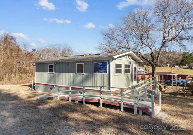 Photo 3 of Single family home for sale at 701 Dana Rd, Hendersonville, NC 28792 | MLS# 4333517 | Listing updated on 2026-04-30