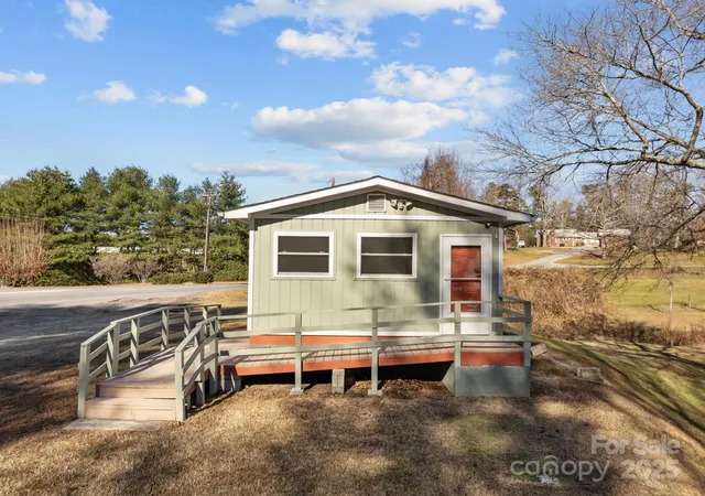 Photo 4 of Single family home for sale at 701 Dana Rd, Hendersonville, NC 28792 | MLS# 4333517 | Listing updated on 2026-04-30