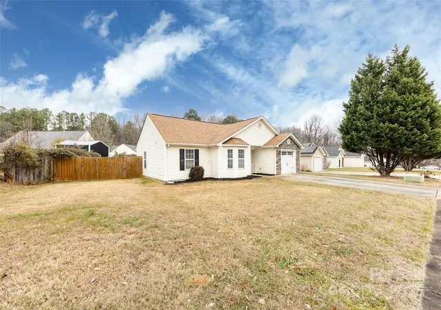 2nd image of 11015 Olde English Dr, Charlotte, NC 28216 | MLS# 4333757