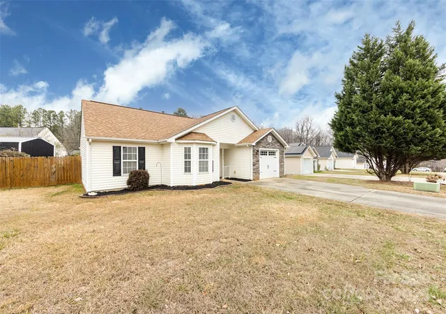 4th image of 11015 Olde English Dr, Charlotte, NC 28216 | MLS# 4333757