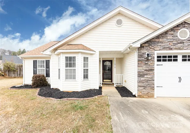 5th image of 11015 Olde English Dr, Charlotte, NC 28216 | MLS# 4333757
