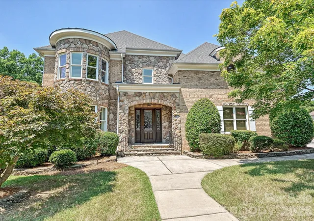 Photo 1 of Single family home for sale at 6806 Larrisa Ct, Charlotte, NC 28226 | MLS# 4333871 | Listing updated on 2026-08-16