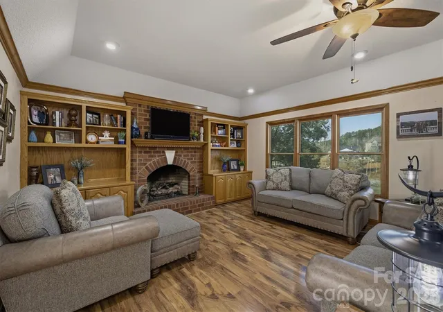 Photo 4 of Single family home for sale at 46 Mariners Point Ln, Hickory, NC 28601 | MLS# 4335253 | Listing updated on 2026-09-01