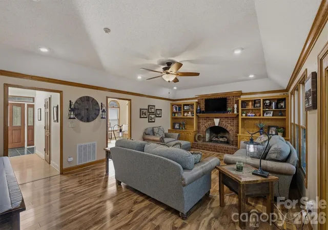 Photo 5 of Single family home for sale at 46 Mariners Point Ln, Hickory, NC 28601 | MLS# 4335253 | Listing updated on 2026-09-01