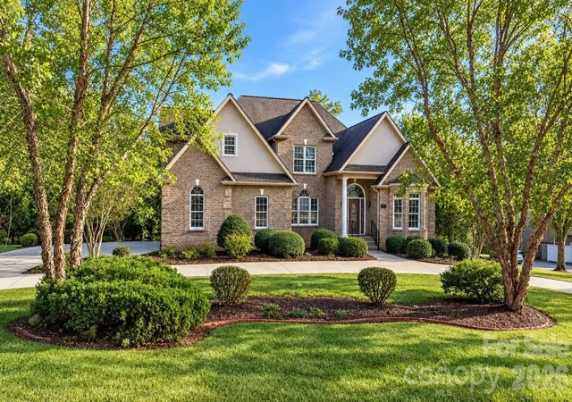 Photo 3 of Single family home for sale at 2301 Willow Crk Dr, Newton, NC 28658 | MLS# 4335777 | Listing updated on 2026-10-04