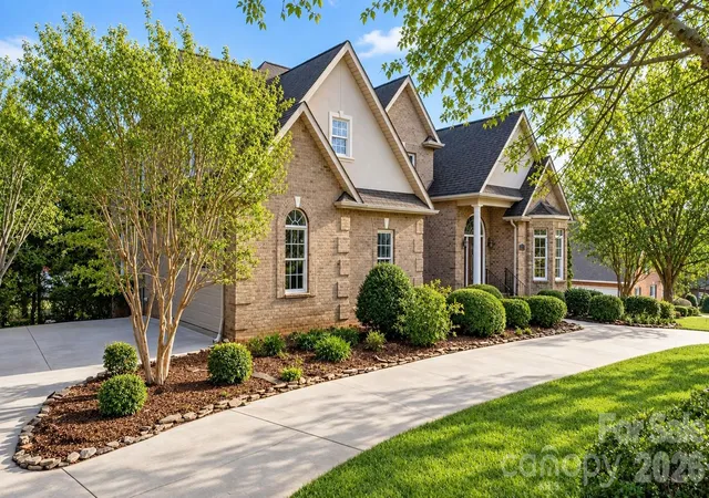 Photo 3 of Single family home for sale at 2301 Willow Crk Dr, Newton, NC 28658 | MLS# 4335777 | Listing updated on 2026-10-04