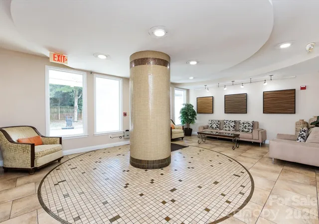 2nd image of 1000 E Woodlawn Rd, Charlotte, NC 28209
