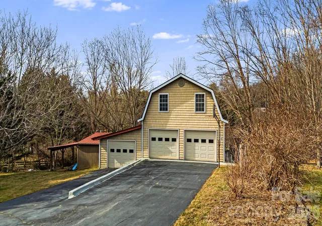 Photo 3 of Single family home for sale at 1236 Upper Brush Crk Rd, Fairview, NC 28730 | MLS# 4336398 | Listing updated on 2026-09-18