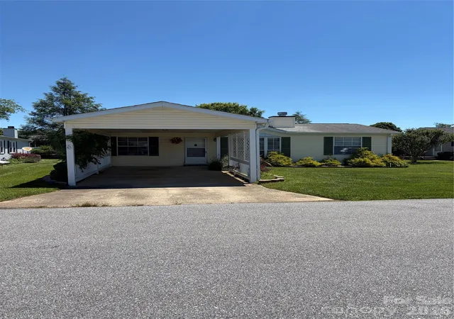 Homes for sale in Hendersonville, NC | 261 White Ash Cir, Hendersonville, NC 28739 | MLS# 4338234