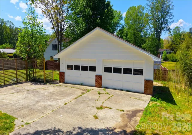 Photo 2 of Single family home for sale at 1627 Greenville Hwy, Hendersonville, NC 28792 | MLS# 4338337 | Listing updated on 2026-09-23