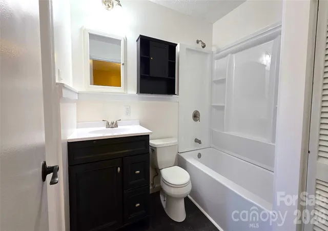 Photo 4 of Single family home for sale at 1627 Greenville Hwy, Hendersonville, NC 28792 | MLS# 4338337 | Listing updated on 2026-09-23