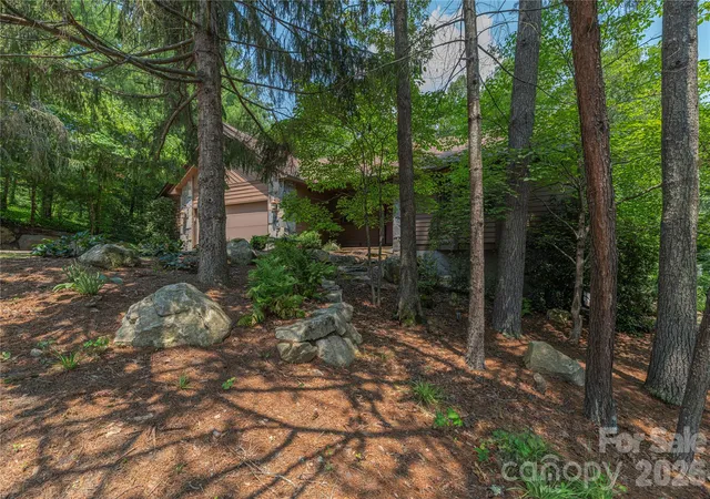 Photo 3 of Single family home for sale at 35 Hillcreek Dr, Asheville, NC 28804 | MLS# 4338421 | Listing updated on 2026-09-28