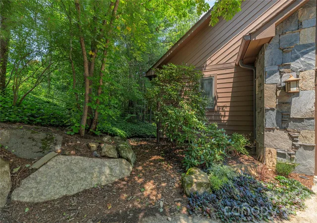 Photo 3 of Single family home for sale at 35 Hillcreek Dr, Asheville, NC 28804 | MLS# 4338421 | Listing updated on 2026-09-28