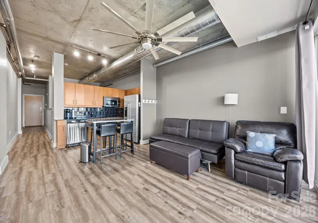 Photo 3 of Condo for sale at 505 E 6th Street #912, Charlotte, NC 28202 | MLS# 4338712 | Listing updated on 2026-10-24