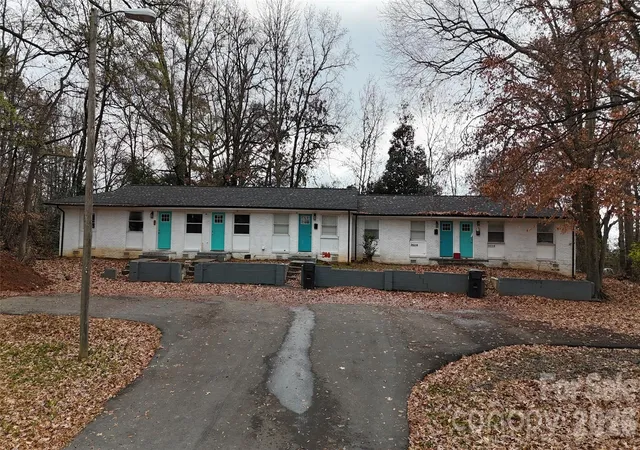 Photo 3 of House for sale at 2427 Carmine St, Charlotte, NC 28206 | MLS# 4339842 | Listing updated on 2026-09-21