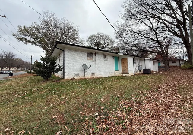 Photo 4 of House for sale at 2427 Carmine St, Charlotte, NC 28206 | MLS# 4339842 | Listing updated on 2026-09-21