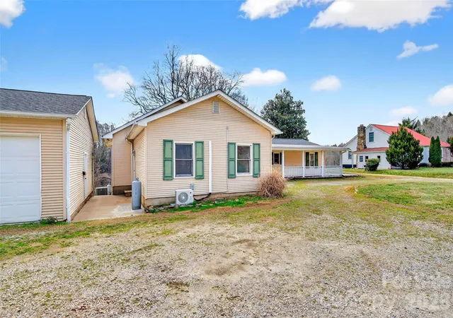 Photo 4 of Single family home for sale at 4259 US 70 Rd W, Marion, NC 28752 | MLS# 4340034 | Listing updated on 2026-07-24
