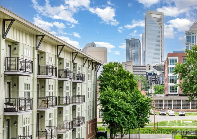2nd image of 1101 W 1St St, Charlotte, NC 28202