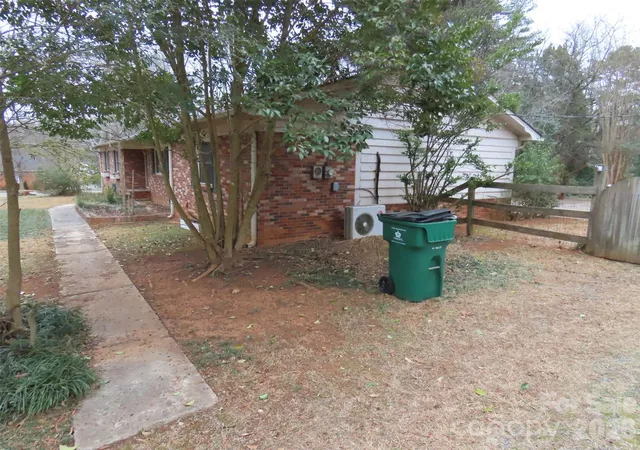 Photo 3 of Single family home for sale at 7636 Michael Dr, Charlotte, NC 28215 | MLS# 4341071 | Listing updated on 2026-05-15