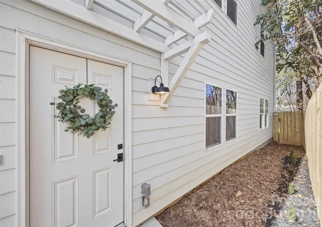 Photo 4 of Townhouse for sale at 105 N Smallwood Pl, Charlotte, NC 28216 | MLS# 4341143 | Listing updated on 2026-08-30