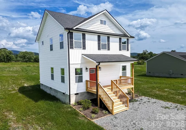 Photo 3 of Single family home for sale at 696 Beehive Rd, Hendersonville, NC 28792 | MLS# 4341619 | Listing updated on 2026-08-12